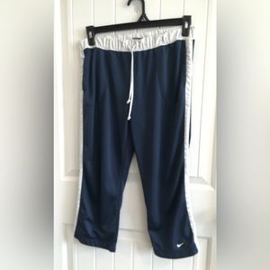 Nike capri athletic style mesh pants Womens small with pockets